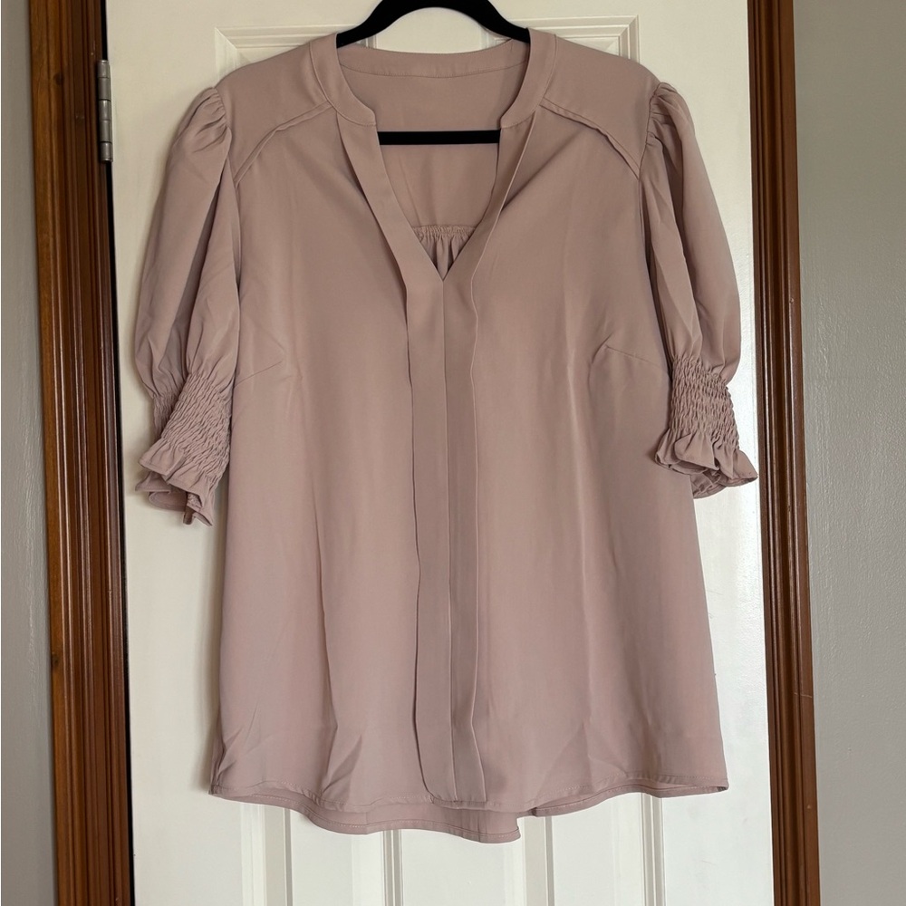 ⭐️NWOT⭐️Blouse with Smocked Sleeves